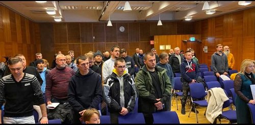 Solidariska byggare Tyst minut för offren för bygghissolyckan i Ursvik